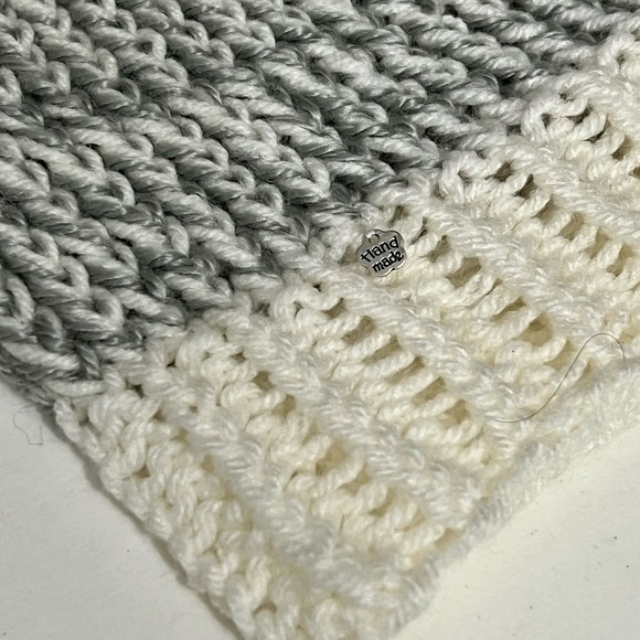 Handmade Knit Messy Bun High Ponytail Beanie Hat Gray White Crochet Unisex - Picture 7 of 7